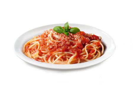 Téléchargez les photos : Pâtes italiennes avec sauce tomate et feuilles de basilic - Isolé sur fond blanc - en image libre de droit