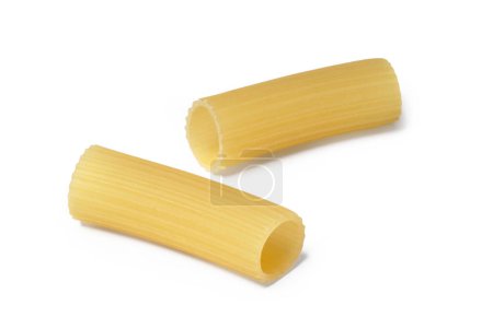 Téléchargez les photos : Pâtes italiennes - Rigatoni Type - Isolé sur fond blanc - en image libre de droit
