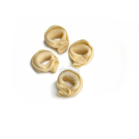 Foto de Pasta casera, Pasta italiana original de tipo "Tortellini", cruda, cruda - Macro Close Up, aislada sobre fondo blanco - Imagen libre de derechos