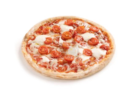 Téléchargez les photos : Pizza Margherita aux tomates cerises et fromage Mozzarella Authentique cuisine italienne, assiette, fromage Buffalo Mozzarella Gros plan, isolé sur fond blanc - en image libre de droit