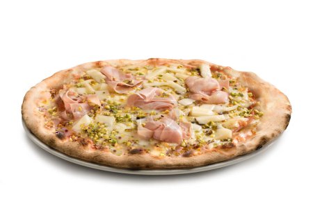 Foto de Pizza italiana en la placa, aislada sobre fondo blanco Ingredientes originales de Italia, rodajas de Mortadella, queso Provola, pistacho triturado - Imagen libre de derechos