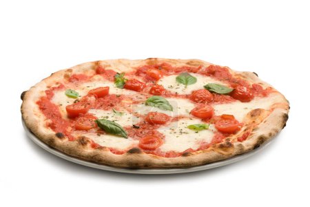 Foto de Pizza italiana original - "Margherita" con tomates cherry - Aislado sobre fondo blanco - Imagen libre de derechos