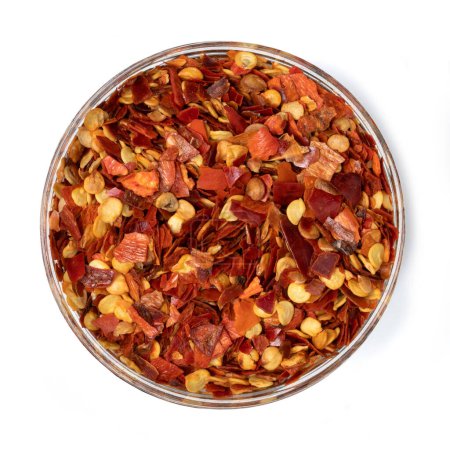 Foto de Spice Top View Pimienta roja triturada con semillas aisladas sobre fondo blanco - Imagen libre de derechos