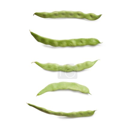 Téléchargez les photos : Pois verts frais mûrs "Taccola Snow Peas" isolés sur fond blanc - en image libre de droit