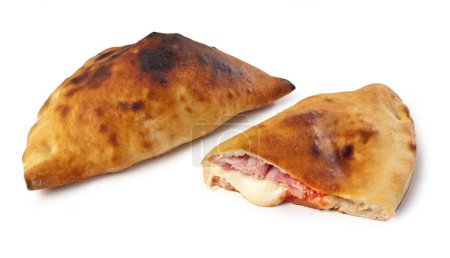 Foto de "Calzone "Pizza italiana plegada para llevar con jamón cocido, salsa de tomate y queso Mozzarella aislado sobre fondo blanco - Imagen libre de derechos