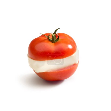 Foto de Tomate italiano con rodaja de queso Mozzarella aislado sobre fondo blanco - Imagen libre de derechos