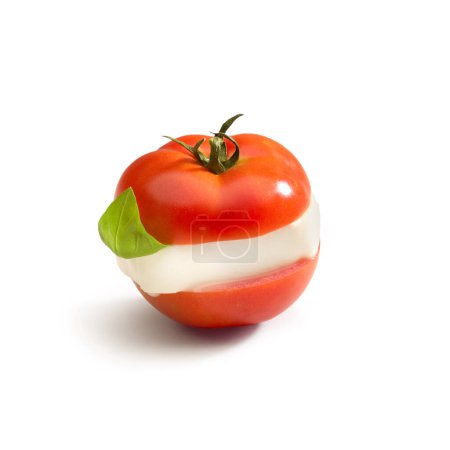 Foto de Tomate italiano con rodaja de queso Mozzarella y albahaca aislada sobre fondo blanco - Imagen libre de derechos