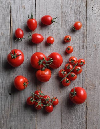 Téléchargez les photos : Tomates sur bois d'Italie Top View Ingrédient sur table de comptoir en bois - en image libre de droit