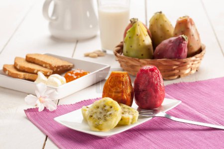 Foto de Prickly Pears Breakfast Tres higos sin pelar de cactus sicilianos de Opuntia Frutas indias amarillas, rojas y anaranjadas Macro de primer plano detallado, aislado sobre fondo blanco - Imagen libre de derechos