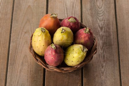 Téléchargez les photos : Poires piquantes dans un panier en bois - Opuntia sicilienne Cactus Jaune, Rouge, Orange Fruits indiens - en image libre de droit