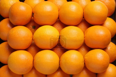 Téléchargez les photos : Oranges en rangées, Arrière-plan arrangé ou motif d'oranges ordonnées en ligne vue du dessus, macro gros plan, d'en haut - en image libre de droit