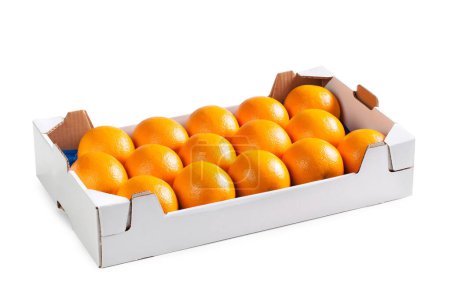 Téléchargez les photos : Oranges dans une boîte en carton blanc Oranges à nombril lisses disposées, commandées dans une boîte en carton de marché aux fruits Décryptages détaillés Macro, isolées sur fond blanc - en image libre de droit