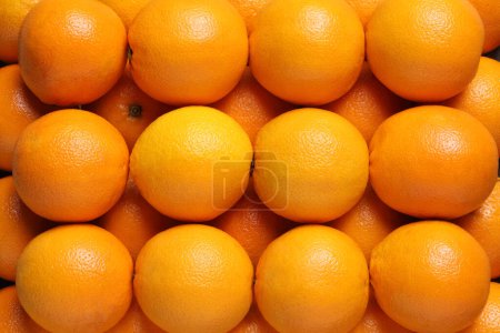 Téléchargez les photos : Oranges en rangées, Arrière-plan arrangé ou motif d'oranges ordonnées en ligne vue du dessus, macro gros plan, d'en haut - en image libre de droit