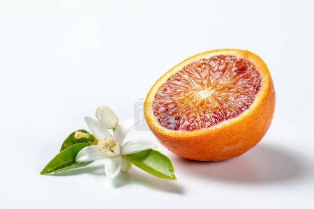 Téléchargez les photos : Orange avec Fleur et Feuilles - Coupé en deux, Gros plan - Isolé sur fond blanc - en image libre de droit