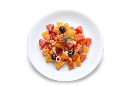 Téléchargez les photos : Salade d'orange sicilienne vue de dessus isolé sur fond blanc - en image libre de droit