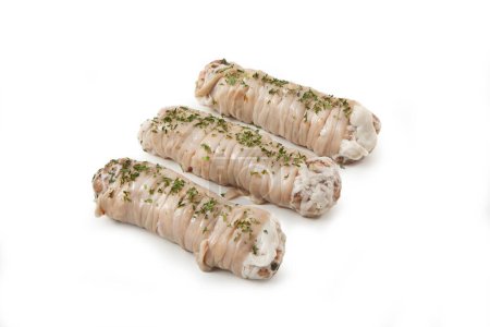Téléchargez les photos : "Stigghiola "nourriture de rue typique sicilienne. intestins d'agneau assaisonnés de persil, roulés sur une brochette ou enveloppés dans un oignon vert, et rôtis sur un gril. - en image libre de droit