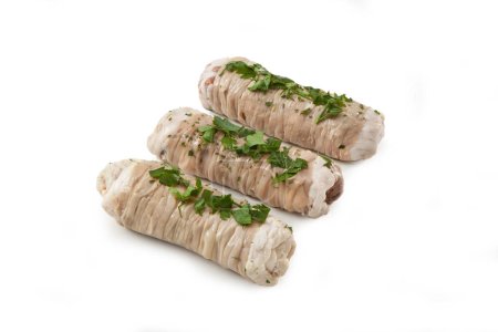 Foto de "Stigghiola "comida típica siciliana de la calle. Intestinos de cordero sazonados con perejil, enrollados en un pincho o envueltos en una cebolla verde, y asados en una parrilla. - Imagen libre de derechos