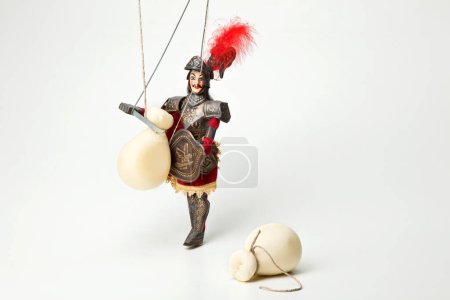 Téléchargez les photos : Marionnette sicilienne, opéra dei pupi au fromage typique "Provola" isolé sur fond blanc - en image libre de droit