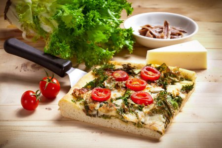Téléchargez les photos : Pizza "Focaccia Messinese" Fabriqué en Sicile, Italie "Focaccia" avec endive, tomates cerises et fromage isolé sur fond blanc - en image libre de droit