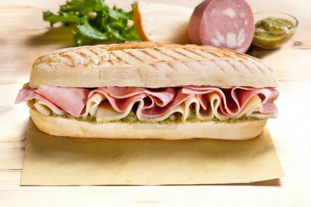 Foto de Sandwich típico italiano con mortadela, queso y pesto de pistacho - Imagen libre de derechos