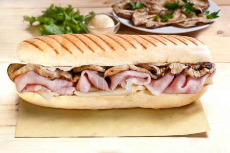 Téléchargez les photos : Sandwich italien typique avec porchetta, fromage et aubergine rôtie - en image libre de droit