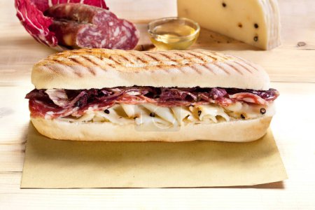 Foto de Sándwich típico italiano con salami, queso pepato fresco y lechuga - Imagen libre de derechos