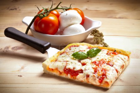 Téléchargez les photos : Pizza "Margherita" Fabriqué en Italie Tranche ("Trancio") avec feuilles de basilic, fromage Mozzarella et sauce tomate - en image libre de droit