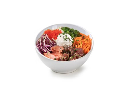 Foto de Poke bowl con atún, jengibre en escabeche, cebollino, col, zanahorias aisladas sobre fondo blanco - Imagen libre de derechos