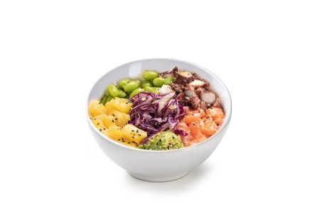 Foto de Poke bowl con pulpo, salmón, aguacate, piña, edamame y col aislados sobre fondo blanco - Imagen libre de derechos
