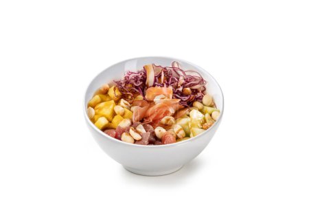 Téléchargez les photos : Poke bowl au thon, gingembre mariné, ananas, chou, noix de cajou, concombre isolé sur fond blanc - en image libre de droit