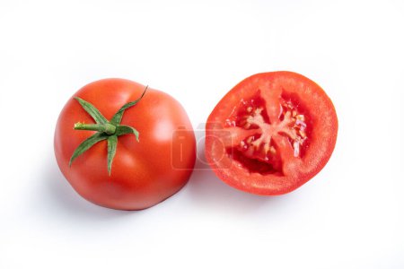 Téléchargez les photos : Tomate cerise et tranche avec graines et feuilles, Ingrédient isolé sur fond blanc - en image libre de droit