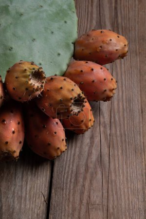 Foto de Cactus de pera espinosa (Opuntia ficus-indica) Sicilia: macro de primer plano detallado, alta resolución en la mesa de madera - Imagen libre de derechos
