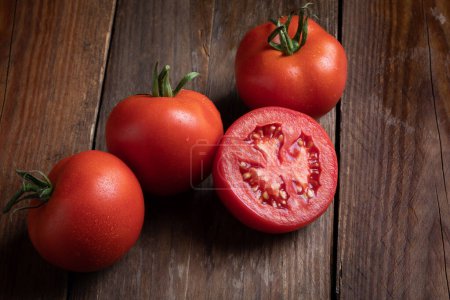 Foto de Tomates, macro de primer plano detallado, racimo de alta resolución, grupo de tomates italianos frescos, verduras rojas, tallo verde, Ingrediente de cocina tradicional en mesa de madera - Imagen libre de derechos