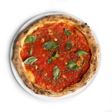 Téléchargez les photos : Authentique pizza marinara italienne, vue sur le dessus, isolée sur fond blanc sauce tomate, ail, origan, feuilles de basilic et huile d'olive - en image libre de droit
