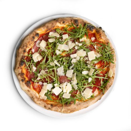Téléchargez les photos : Authentique pizza italienne jambon cru, fusée et parmesan, vue du dessus, isolé sur fond blanc sauce tomate, jambon cru, feuilles de fusée, flocons de parmesan et huile d'olive - en image libre de droit