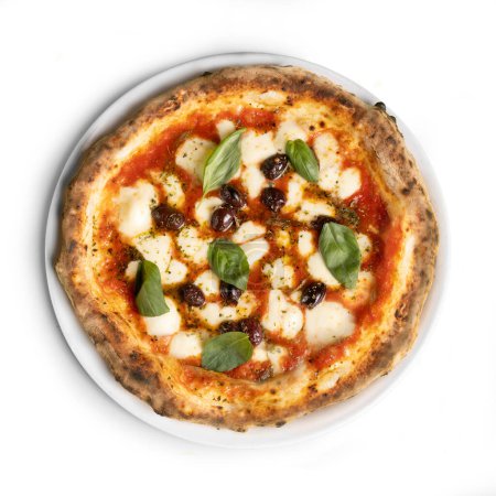 Téléchargez les photos : Authentique pizza italienne Olives et anchois, vue du dessus, isolé sur fond blanc sauce tomate, olives, anchois, origan, fromage mozzarella, feuilles de basilic et huile d'olive - en image libre de droit