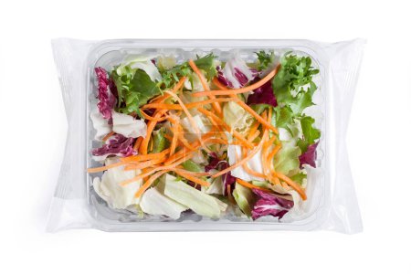 Téléchargez les photos : Mélanger la salade - Isolé sur fond blanc - Emballage plastique enveloppé dans du plastique transparent - Vue du dessus, Macro Fermer - Isolé sur fond blanc - en image libre de droit