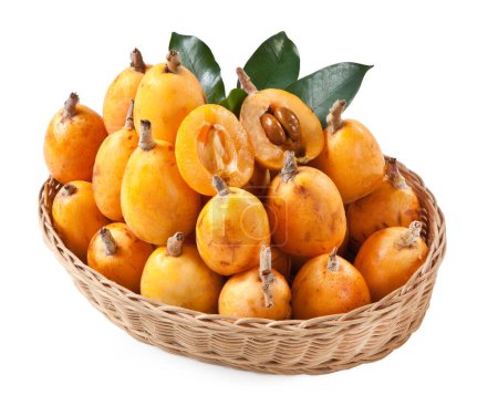 Mispel-Obstkorb, Mispeln isoliert auf weißem Hintergrund Gruppe japanischer Orangen-Mispeln, exotische, saftige süße Pflaumen, Frischerntegruppe Nahaufnahme Makro, hohe Auflösung