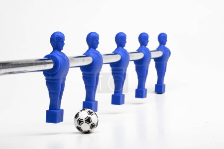 Foto de Figuras de futbolín dispuestas a patear la pelota (futbolín o futbolín) sobre fondo blanco - Imagen libre de derechos