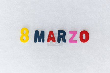 Téléchargez les photos : Lettres colorées avec la date Mars 8, Journée internationale de la femme, sur un fond blanc et l'espace pour travailler - en image libre de droit