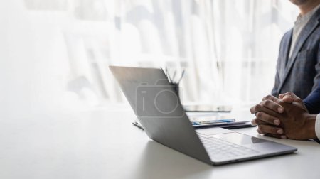 Foto de Manos del joven gerente de oficina contemporáneo en el teclado del ordenador portátil durante el trabajo, navegar por la red, ir de compras en línea o trabajo en línea. primer plano fotos - Imagen libre de derechos