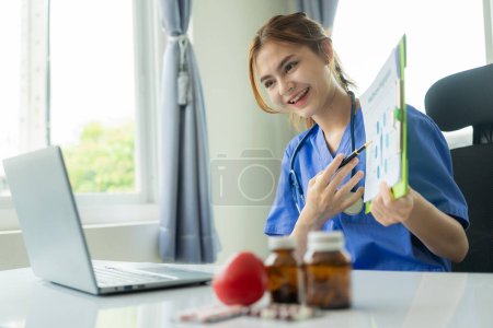 Téléchargez les photos : Femme médecin discute en ligne avec le patient Femme médecin attrayant travaillant à distance de l'hôpital au bureau et transférer le traitement diagnostique aux personnes malades en ligne - en image libre de droit
