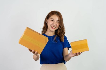 Téléchargez les photos : Belle femme asiatique tenant boîte isolé sur fond blanc Concept copie espace de vente en ligne et livraison de colis. - en image libre de droit