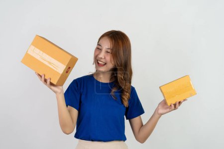 Téléchargez les photos : Belle femme asiatique tenant boîte isolé sur fond blanc Concept copie espace de vente en ligne et livraison de colis. - en image libre de droit