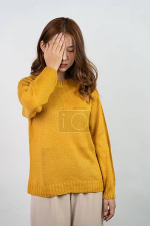 Foto de Emocionado mujer asiática levantando las manos gesto sobre fondo aislado, concepto de publicidad promocional Chica adolescente alegre en camisa amarilla de pie en la habitación blanca - Imagen libre de derechos