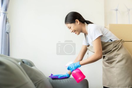 Foto de Mujer asiática joven disfrutando de la limpieza de primavera en casa o apartamento, tareas domésticas y concepto de limpieza - Mujer asiática feliz o ama de casa con fregona limpieza de la casa. - Imagen libre de derechos