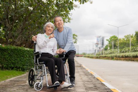 Foto de Senior pareja asiática jugando y burlándose mutuamente concepto de familia feliz juntos fuera de la casa Disfrute de un estilo de vida divertido durante la jubilación. Salud de la familia - Imagen libre de derechos