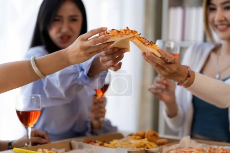 Foto de Grupo de amigas asiáticas en una fiesta Diviértanse juntas. fiesta de pizza bebidas de vino Celebrando un momento importante - Imagen libre de derechos