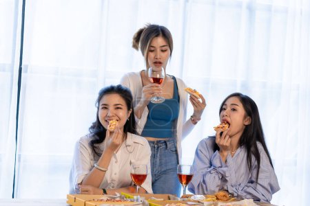 Foto de Grupo de amigas asiáticas en una fiesta Diviértanse juntas. fiesta de pizza bebidas de vino Celebrando un momento importante - Imagen libre de derechos