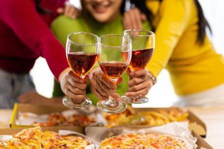 Téléchargez les photos : Groupe d'amies asiatiques à une fête Amusez-vous bien ensemble. pizza fête vin boissons Célébration d'un moment important - en image libre de droit